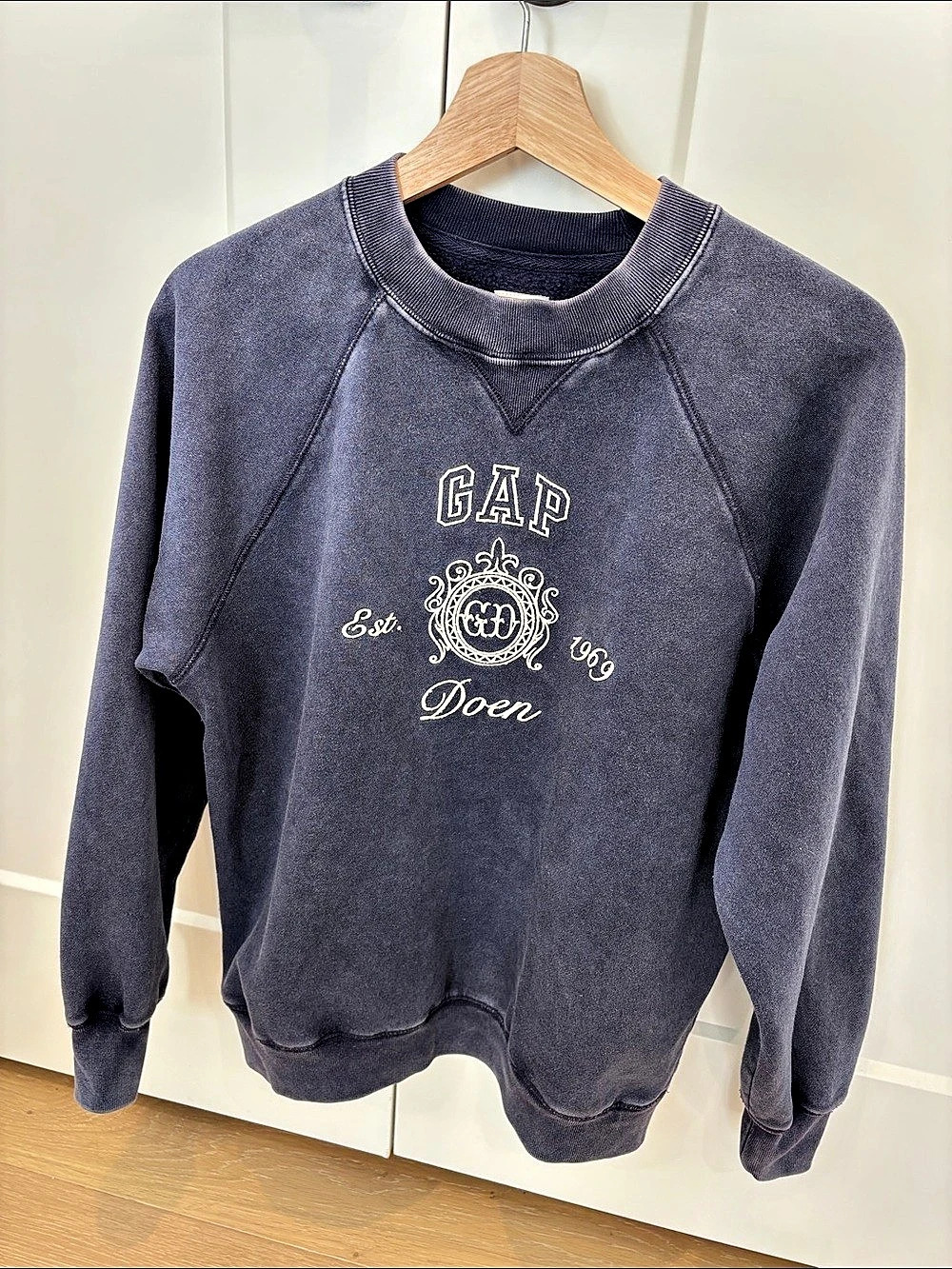 GAP x Döen Graphic Crewneck Sweatshirt in Blue Size Women’s XS Like New 🆕